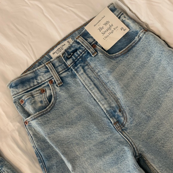 BRAND NEW! Abercrombie 90’s Ultra High Rise Jeans - Picture 3 of 5